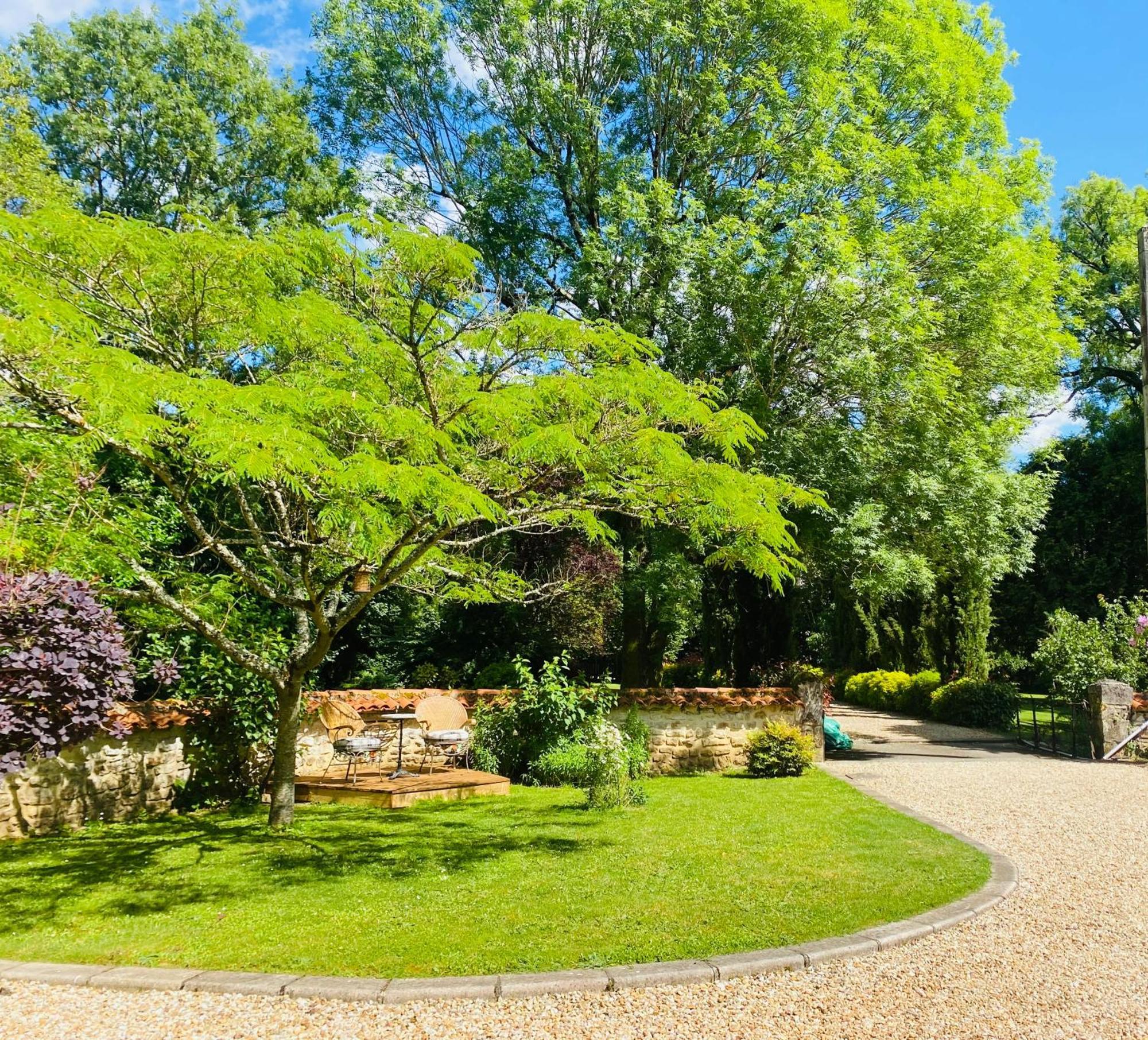 Bed and Breakfast Moulin Du Fontcourt Chasseneuil-sur-Bonnieure Экстерьер фото